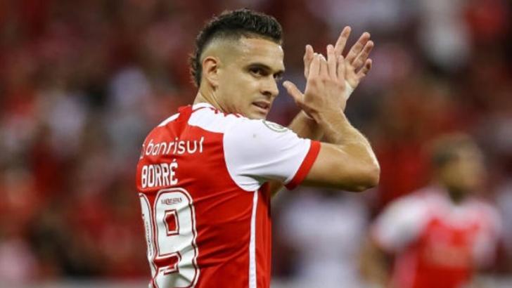 Internacional forward Rafael Borre claps the fans